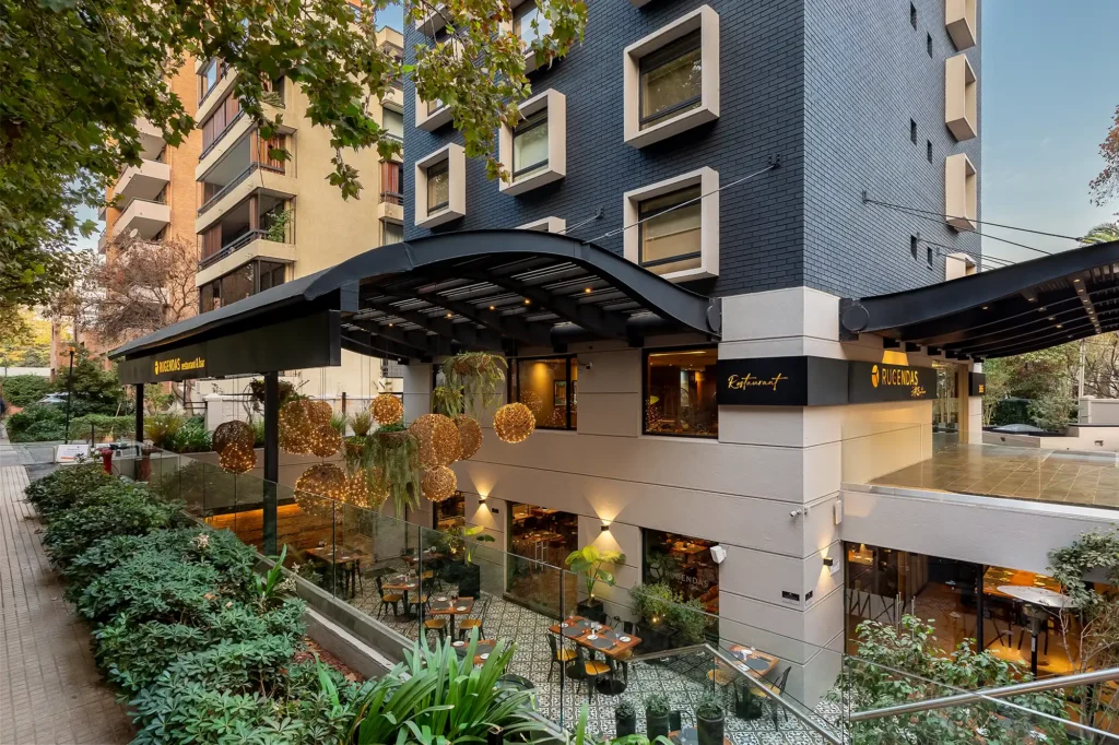 Fachada principal do Rugendas Boutique Hotel no bairro El Golf, em Santiago